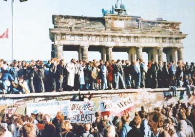 berlin_wall_fall_1989.jpg